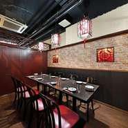 中華風のお洒落なデザインの店内。個室6室、宴会最大56名。