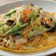 現在、日本で親しまれている「ちゃんぽん」は福清語（中国福建省の地方語）で「ごはんをたべる」という意味が由来になっています。当店が元祖福清ちゃんぽんを復活させ、「チャ～ボン」と名付けました。是非一度！