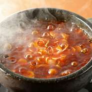 三つの特徴：
1）四川の唐辛子、山椒（辛さ、痺れる）
2）河南省のスパイス（香り）
3）広東省の黒豆（甘さ）⇒「多福楼麻婆豆腐」。
※一日60食限定。