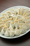 オーナーシェフ鄭が、皮から手作りしている。