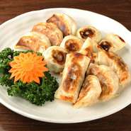 オーナーシェフ鄭が作っている。
・自家製頭挽肉で爆汁！

・濃厚スープで煮る、蒸す、焼く。絶妙な食感。
・野菜がタップリ、スタミナ料理。
・特注皮、プリンプリン。
