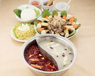 『鍋セット⇒スープ（白湯＋紅湯）＋具材で1500円』（ご注文は二人前より） 鍋材が150円～30種類！