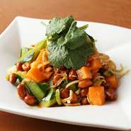 胡瓜、ピーナッツ、ネギを黒酢で仕上げました！