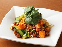 胡瓜、ピーナッツ、ネギを黒酢で仕上げました!