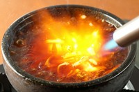 石焼麻婆豆腐にチーズ、お客様の目の前に溶かせる！