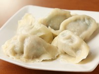 1）皮が自家製、モチモチ。
2）毎日仕込み、新鮮。
3）具に黒豚のカシラ肉を使用、爆汁。

※お客様特にOLさんに圧倒的人気！