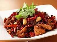 親鶏を丸ごと一羽茹で、揚げ、激辛で仕上げ！