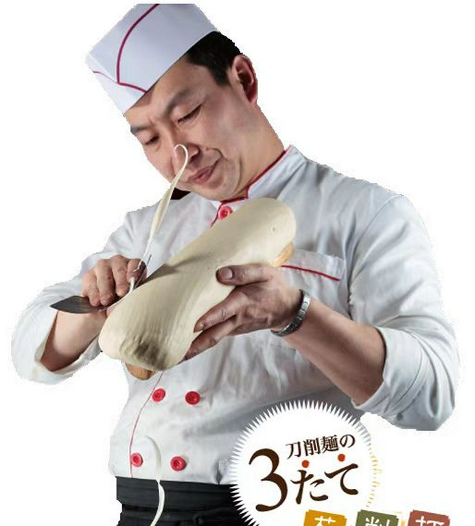 お店にて粉から作る生地、職人さんが削っている。名物刀削麺