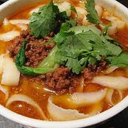 本場で修行を積み技術を磨き上げた本場『刀削麺』は自慢の一品ですね。他にも、とんこつ、牛骨のスープに唐辛、山椒、漢方でオリジナルの味わいをみせる『薬膳火鍋』もぜひ味わっていただきたい一品です。