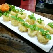 一皿一皿、全てのメニューを存分に楽しんで頂けるように心がけています。華やかな見た目がテーブルを飾り、香りでも楽しんで頂けるようにバランスの良さを考えています。