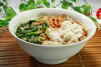 プリプリ海老ワンタンにシンプル塩味。天然岩海苔と桜エビ入り。