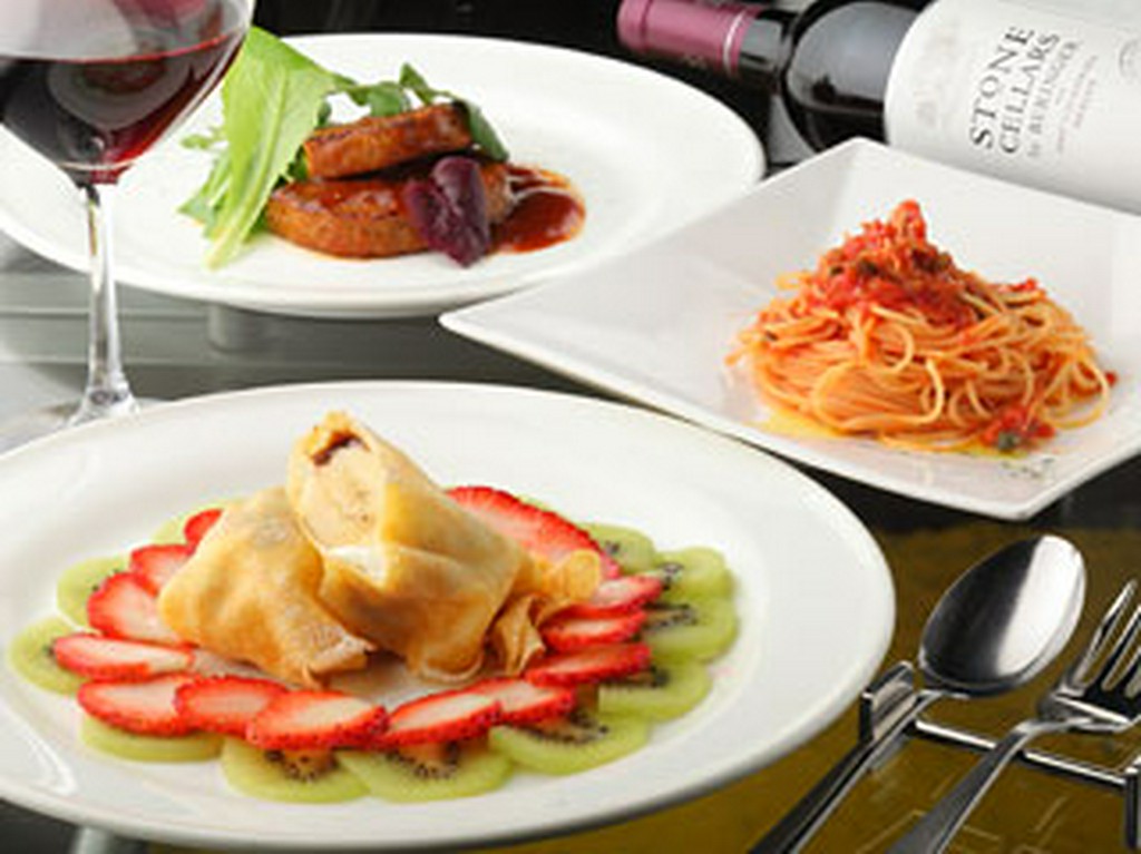 メインの肉料理、パスタ、デザートもどうぞ