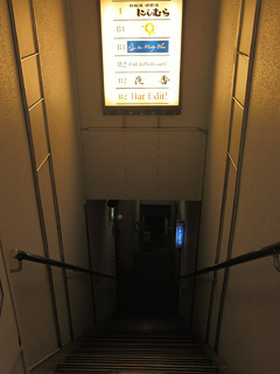 エントランスは外堀通りの一本中央通り寄りの筋から入ります