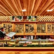 版画家土屋金司さんの版木を眺めながら食べるカウンター席