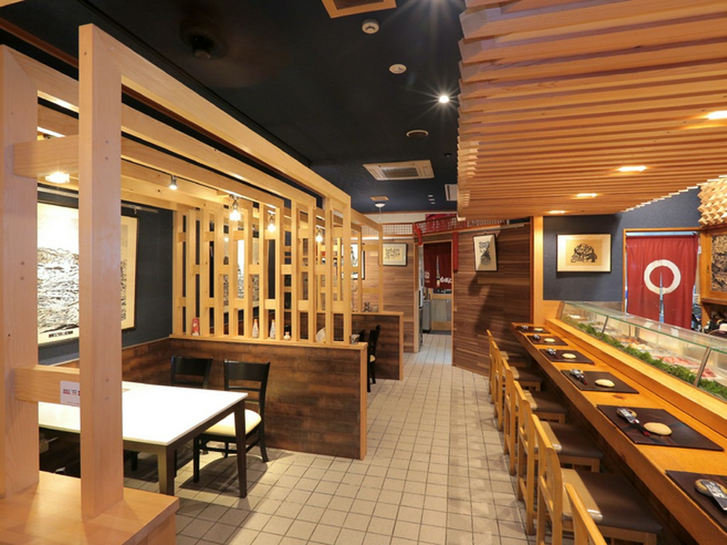 お寿司屋さんとは思えない味のある室内。