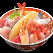 一押しの特上ちらし、その日のネタがほとんど入った海鮮丼です。
東京なら、間違いなく5000円以上はするだろうこの海鮮丼、しかし、田舎の料金でなんと税込3150円で食べられる！ぜひ一度は、ご賞味あれ。