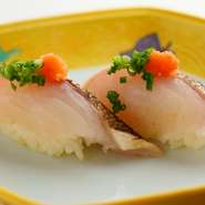 寿司のネタは厳選した新鮮な魚介を使用。『花鯛の炙りにぎり』もそのうちの一品です。九十九里浜で釣れたものをすぐに調理。皮目の香ばしさと脂ののった身をポン酢でお楽しみください。