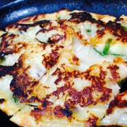 トロ～り半熟玉子の豚キムチ
淡路島チヂミ（淡路のタコ・イカ・玉ねぎ）

※写真は淡路島チヂミ