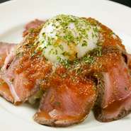 スチームコンベクションオーブンで低温調理し、あっさりとした味に仕上げたローストビーフ。ガーリックライスの中には淡路産の玉ねぎやニンニクが入っています。人気の裏メニューです。