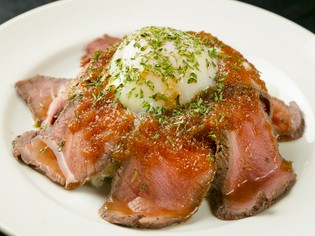 あっさりしつつ肉の旨味を噛みしめられる『ローストビーフ丼』