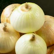 瀬戸内海の温暖な気候と風土で育つ淡路島産玉ねぎを使用。甘くて柔らかく、瑞々しいと全国的にも有名です。 「早生」「中生）」「晩生」と3種類あり、ほぼ年中通して味わっていただけます。