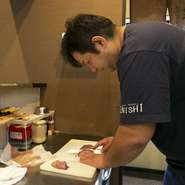 お客様にゆったり寛いでいただけるよう、アットホームな雰囲気を大切にしております。定番の居酒屋メニューから斬新な創作料理まで、多彩な料理をご用意しておりますので楽しい時間をお過ごしいただければ幸いです。