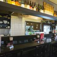 自分自身がお酒が好きなのでお酒にあう肴も豊富に取り揃えています。理想は心行くまでお酒と料理を楽しんで寛いでいただける憩いの場。カウンター席でゆったりと時間を過ごしていただくのもおすすめです。
