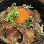 その日のおススメの魚を薬味たっぷりで漬けてます。好みで卵黄をのせてどうぞ。