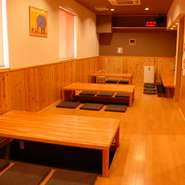 靴を脱いで上がるお店です。