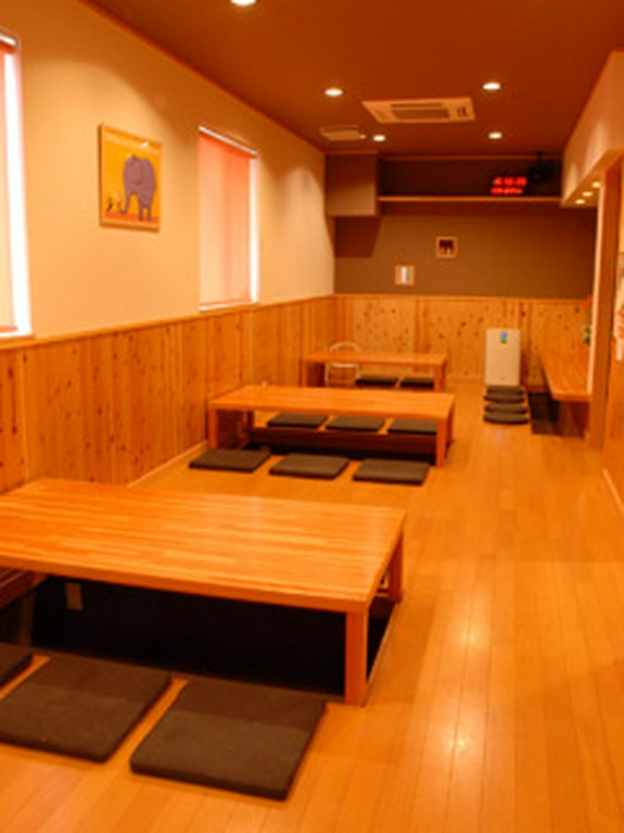 木の温もりが感じられる店内