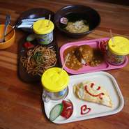 「おうどん」や「はんばーぐ きっず」など、たくさんのキッズメニューがあります。

子ども用いす、食器もご用意しております。

シリコンのエプロンも3つあり、自由に利用できます。