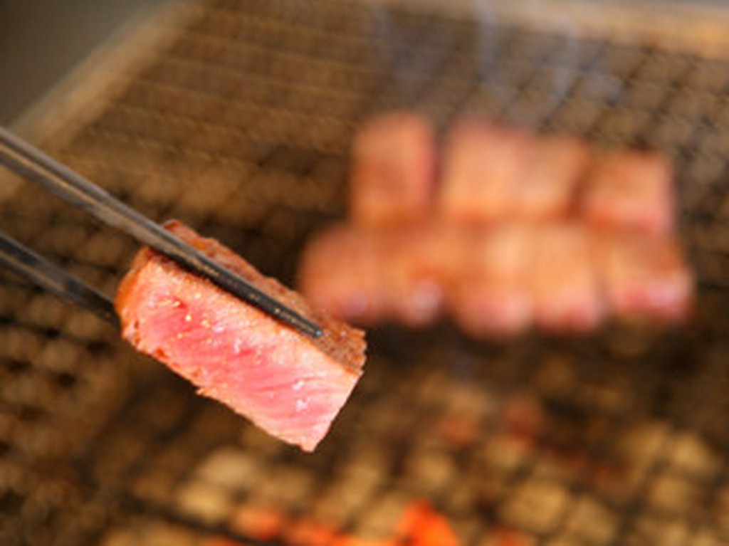炭の香りをつけながら焼いた極上和牛