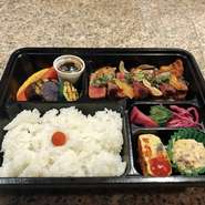ランチタイムで提供の国産牛サーロインステーキがメインのお弁当です　焼き野菜や副菜もお楽しみ下さい（さっぱりとしたステーキ）