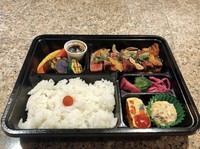 ランチタイムで提供の国産牛サーロインステーキがメインのお弁当です　焼き野菜や副菜もお楽しみ下さい（さっぱりとしたステーキ）