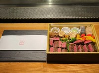 特選牛サーロインステーキ（300g）と超特選牛フィレステーキ(150g)を詰めたお肉好きのメニューです
店内と同じつけダレで　勿論備長炭で香り付けさっぱりと頂けます。