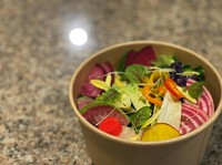 数種類の八街産野菜などを盛り込んだサラダです
添付の、灰屋ドレッシングをかけてお召し上がりください