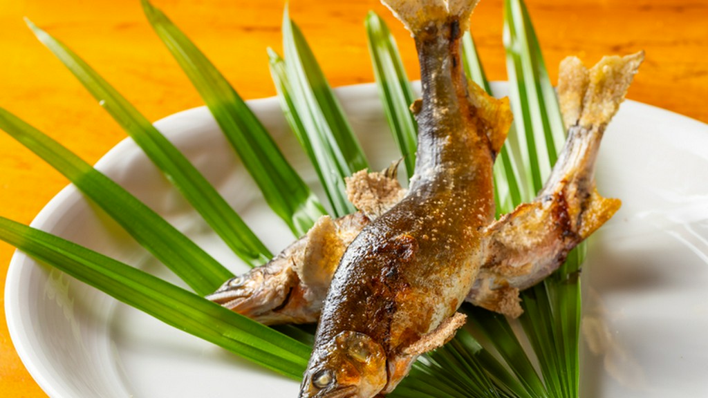 安田川の天然鮎塩焼き