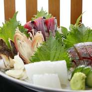 天然鮎に刺身盛り、旬な魚を恋人と。二人の親密な関係を彩るなら「ひとすじ」。