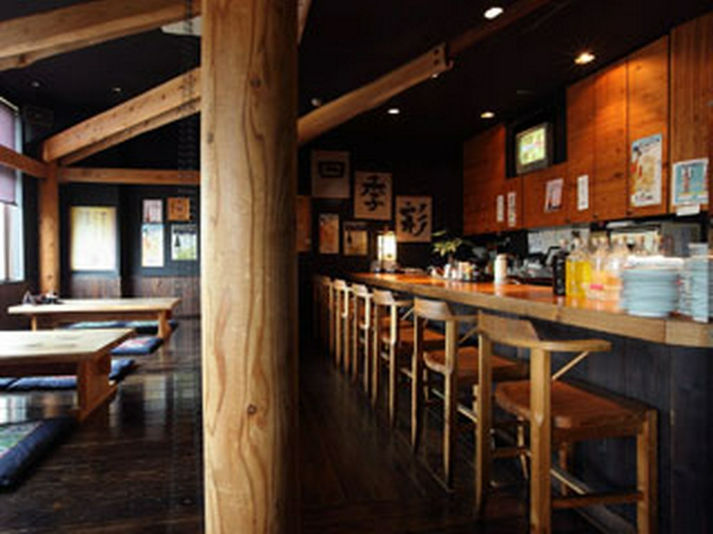 カウンター席と小あがりがあります