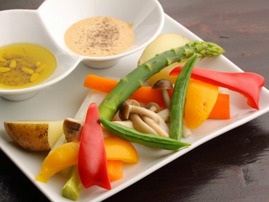 温野菜のバーニャカウダーソース、自家製ゴマソース、2種