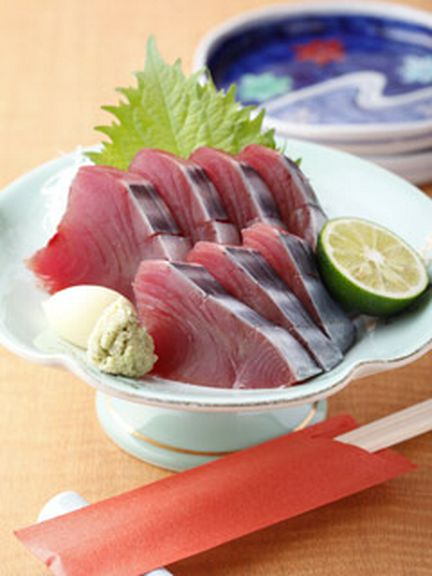 土佐沖のかつお刺身〈皮つき)