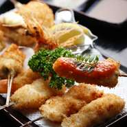 串揚げひとすじ２０余年。「風来屋」の美味しさは口コミから始まった。高知にいるならば、一度はこのお店の串かつ料理を味わいたい。「おまかせコース」が特にオススメだ。
