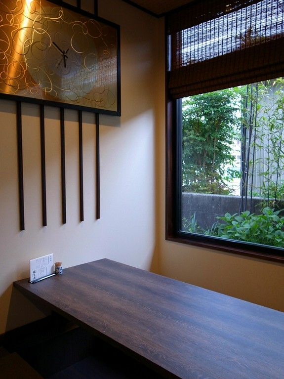 少人数でも楽しめるカウンター席、堀ごたつのお席がございます。