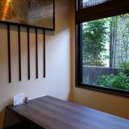 目の前で、店主が串かつを揚げる姿を見られるカウンター、ゆったりとお寛ぎ頂ける、堀ごたつのお席がございます。陽気な店主と奥さんと、会話を楽しみながら味わう料理は、笑顔もこぼれる味わいです。
