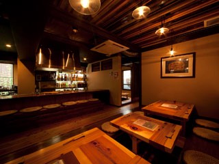 掘りごたつなのでゆっくりのお食事頂けます。