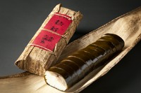 先々代から技法を継承し変わらぬ美味しさを今に伝えます。
焼津港で水揚げされる国産の鯖、米、水、昆布、酢、砂糖、全ての素材にこだわった『大吟熟成仕込み』の逸品。ぜひご賞味下さい。お土産にも好適品です。