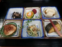 先付け　絵の具皿に季節盛り
蒸し物　銀杏、鰻の玉むし
刺身　横輪と槍いか　旬のもの
焼き物　鮎の炭火焼き
小鉢牛巻きと夏野菜
ごはん替わり　名物鯖寿司
水物　マンゴー氷