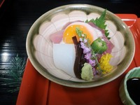 先付け　絵の具皿に季節盛り
蒸し物　銀杏、鰻の玉むし
刺身　横輪と槍いか　旬のもの
焼き物　鮎の炭火焼き
揚げ物　エビと小芋納豆入り
小鉢牛巻きと夏野菜
ごはん替わり　名物鯖寿司
水物　マンゴー氷