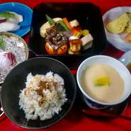 縁高弁当
茶碗蒸し
お造り
天ぷら
季節の御飯
フルーツ
