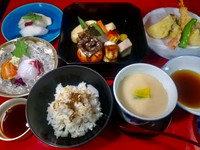 縁高弁当
茶碗蒸し
お造り
天ぷら
季節の御飯
フルーツ